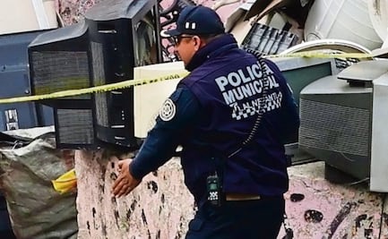 Macabro hallazgo en Tlalnepantla: Dejan cadáver maniatado entre la banqueta y un vehículo