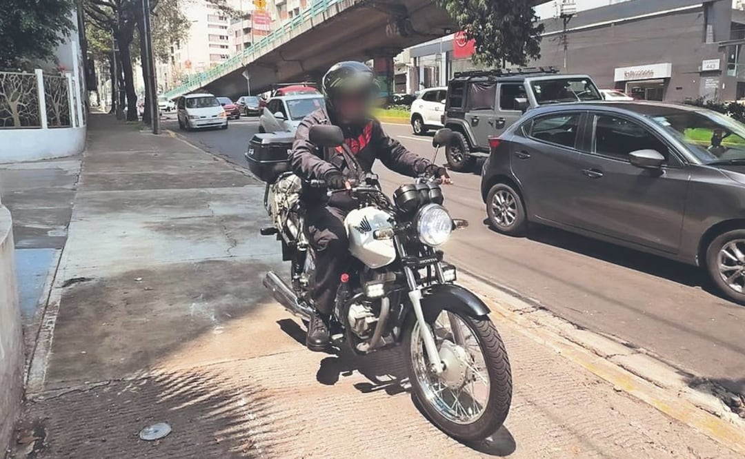 Bikers invaden banquetas (Foto: Atenea Campuzano)