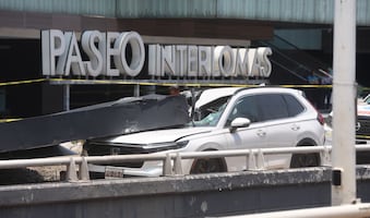 VIDEO: ¡Tragedia en Interlomas! Estructura publicitaria colapsa sobre camioneta y mata a una mujer