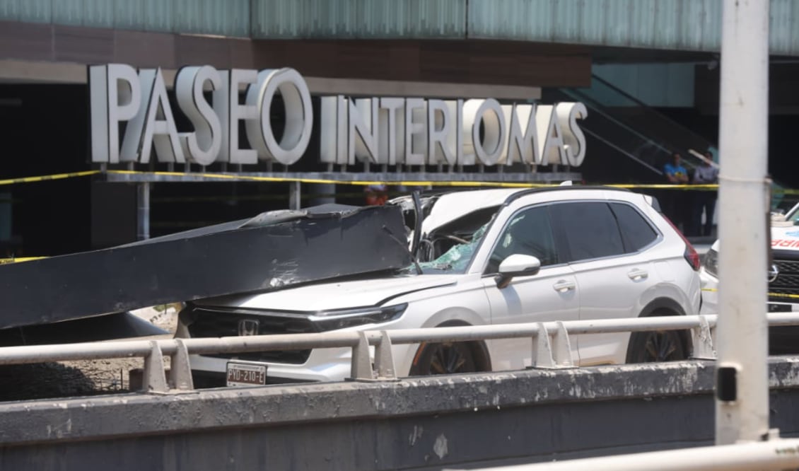 VIDEO: ¡Tragedia en Interlomas! Estructura publicitaria colapsa sobre camioneta y mata a una mujer (Foto: Luis Camacho)