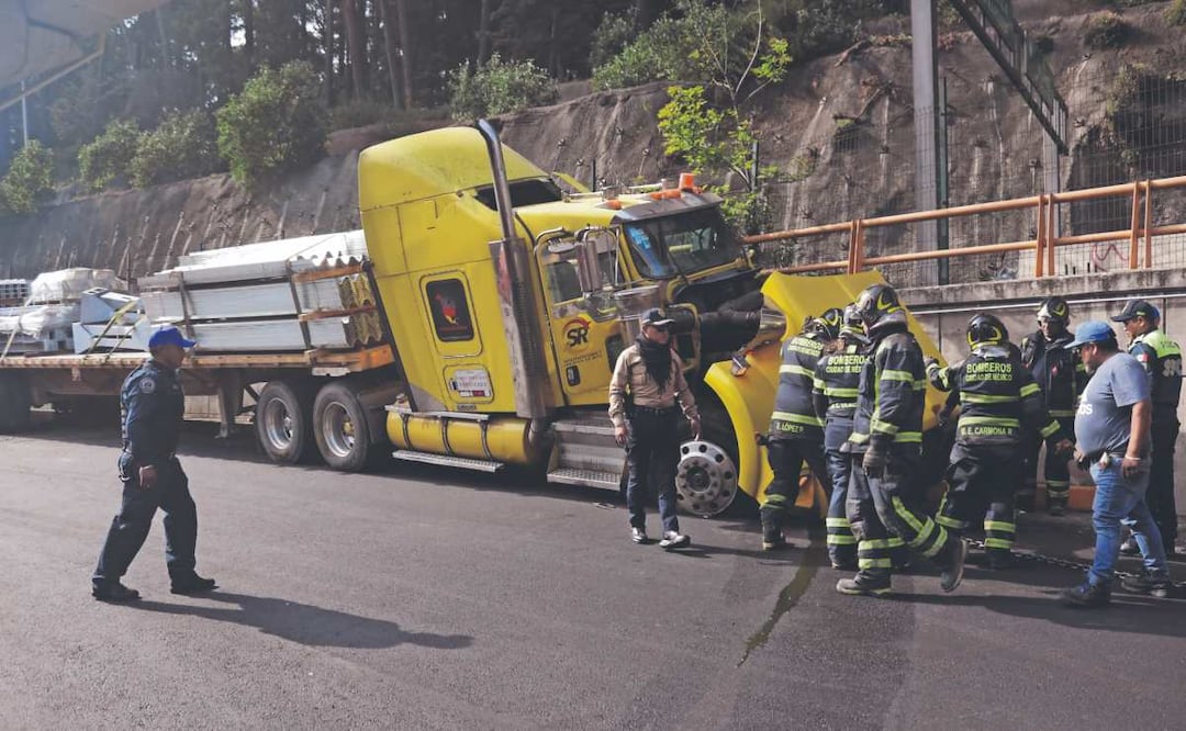Tráiler impacta contra vehículos y los destroza, en la autopista México-Toluca