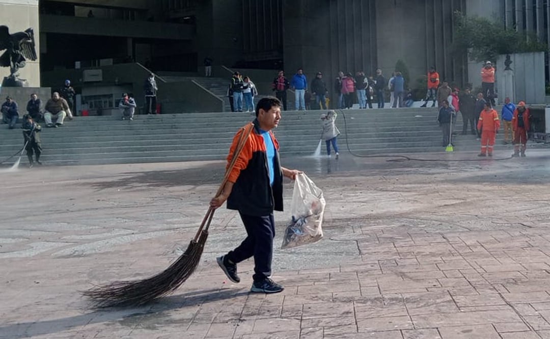 Trabajadores de limpia en la alcaldía Cuauhtémoc exigen pago con protesta de basura