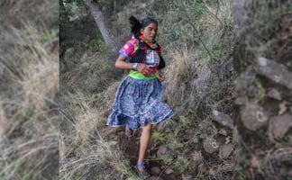 Corredora rarámuri conquistará Hong Kong corriendo con falda y huaraches