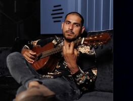 Video: Espinoza Paz hace el oso en su concierto con una mujer ¿Se le declaró de broma?