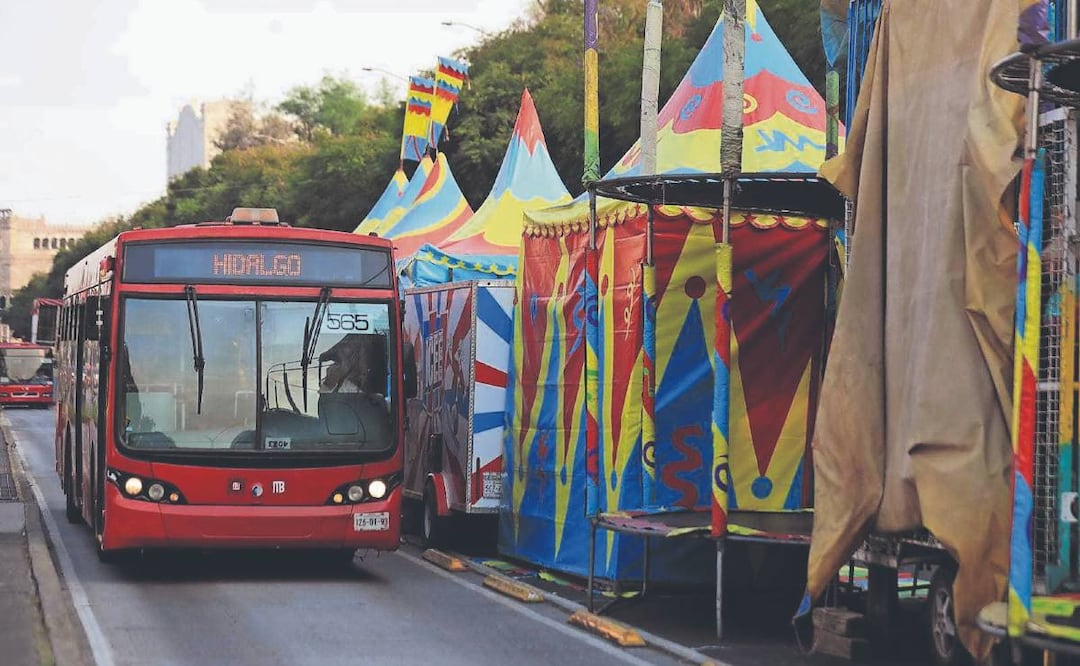 Santas y Reyes Magos se mudan a la Alameda y desatan caos por espacios. Foto: (Francisco Rodríguez. El Gráfico)