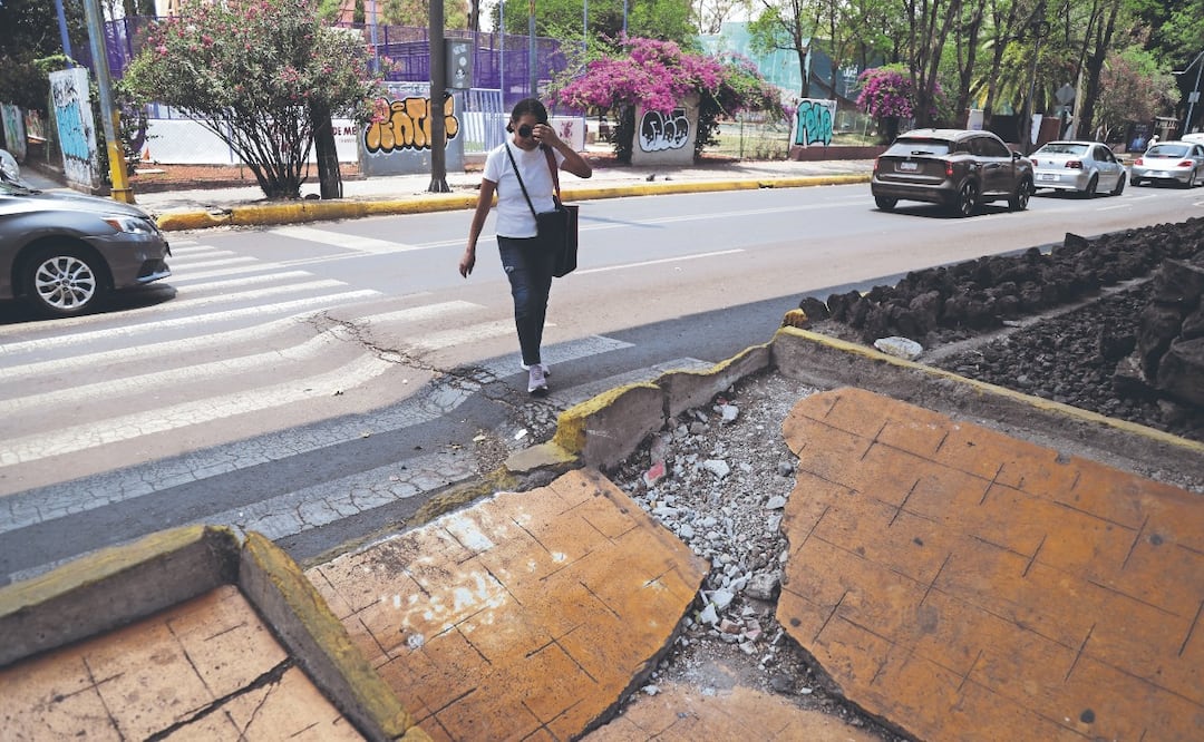 "Parece montaña rusa": Vecinos y choferes exigen reparación integral de Congreso de la Unión
Imagen: JUAN CARLOS WILLIAMS. EL GRÁFICO
