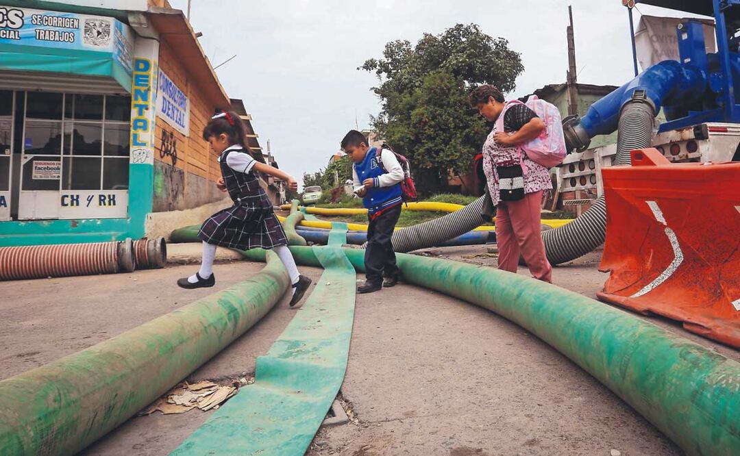 Regreso a clases en Chalco, vuelven a las aulas entre lodo y mangueras