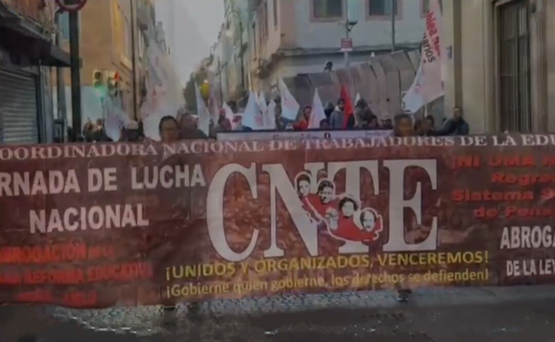 Tensión en el Zócalo: enfrentamiento entre CNTE y Guardia Nacional esta mañana
Imagen: Yara Silva