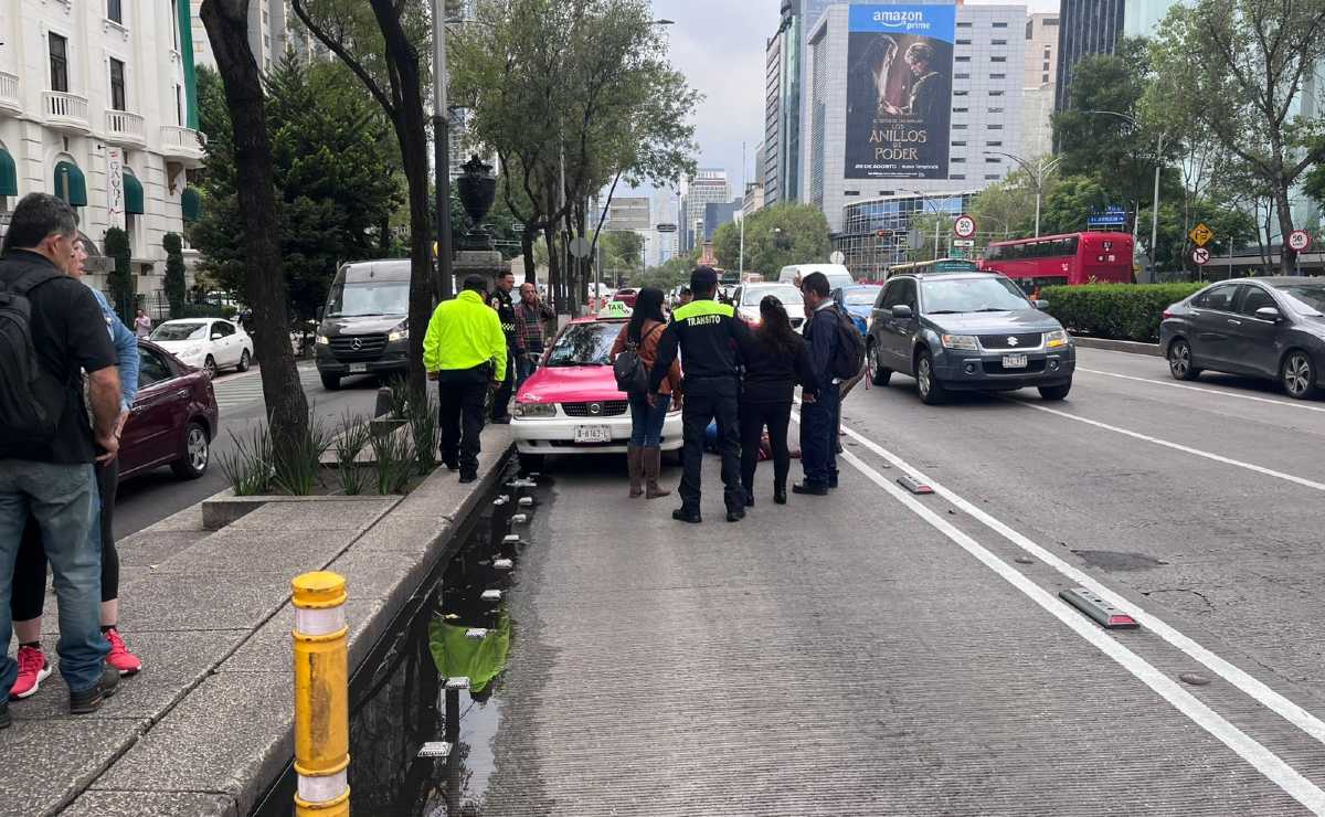 Taxista invade carril confinado y atropella a señora en Paseo de la Reforma