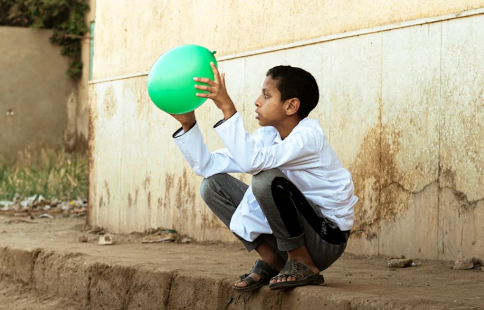 Jugar con globos (Foto: Unsplash)