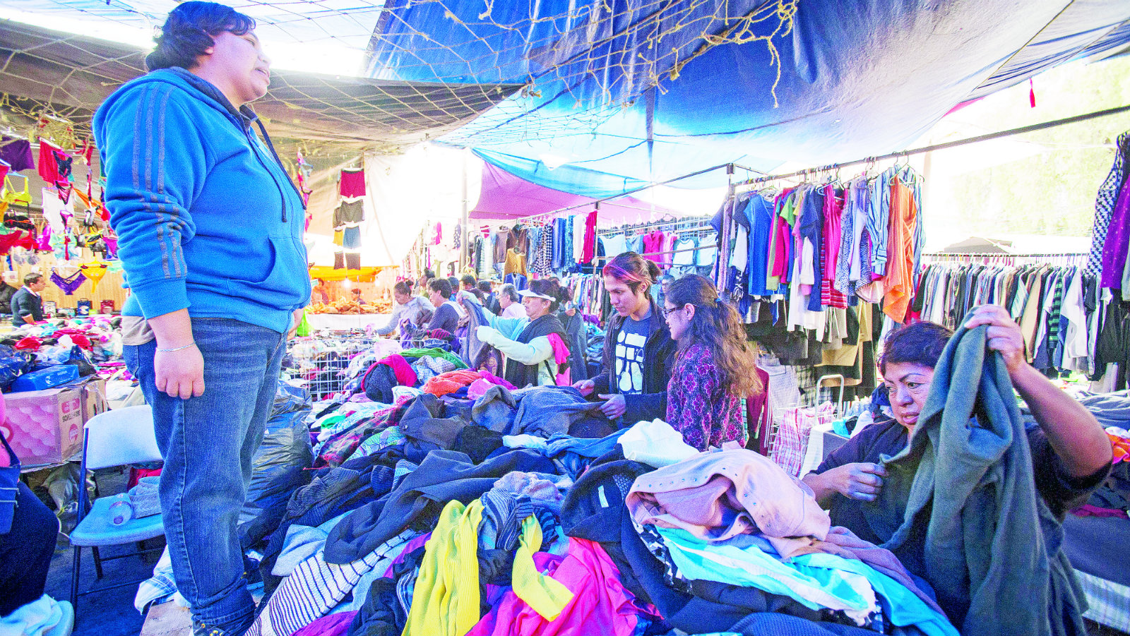 Ropa usada, de moda en el mercado del Tepe, Querétaro | El Historias noticias en un solo lugar