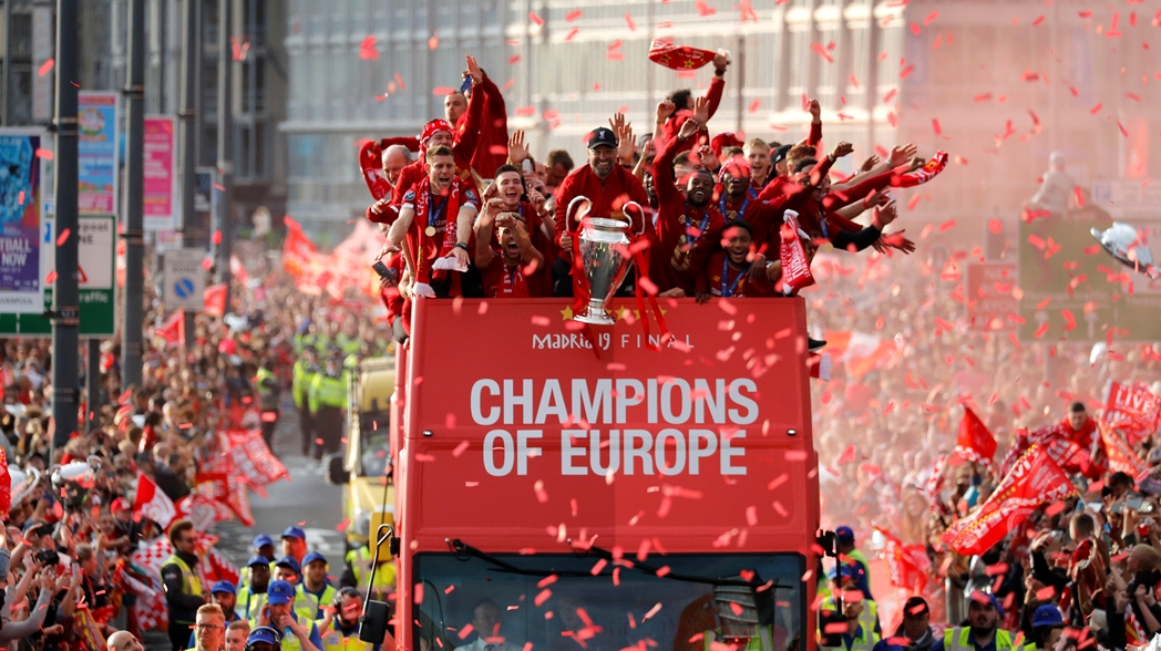 Fiesta masiva en Liverpool por el título de Champions 