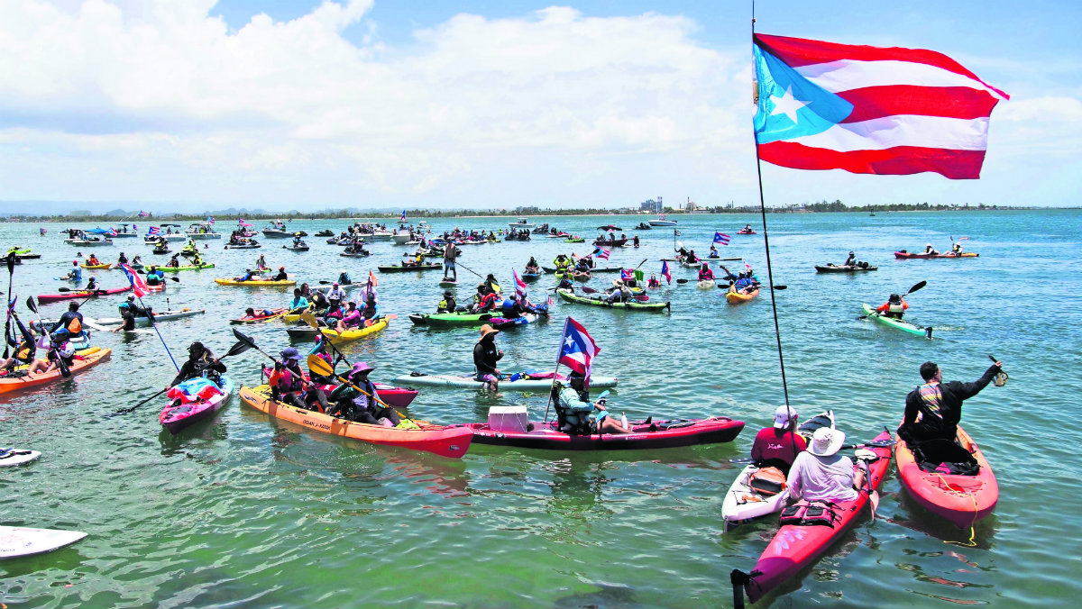 manifestantes protesta acuática exigen renuncia gobernador Puerto Rico tablas de surf motos acuáticas Ricardo Rosselló