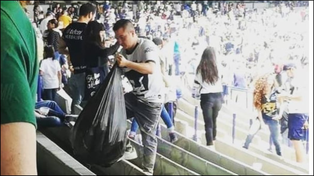 Aficionados de Pumas limpiaron el estadio de CU