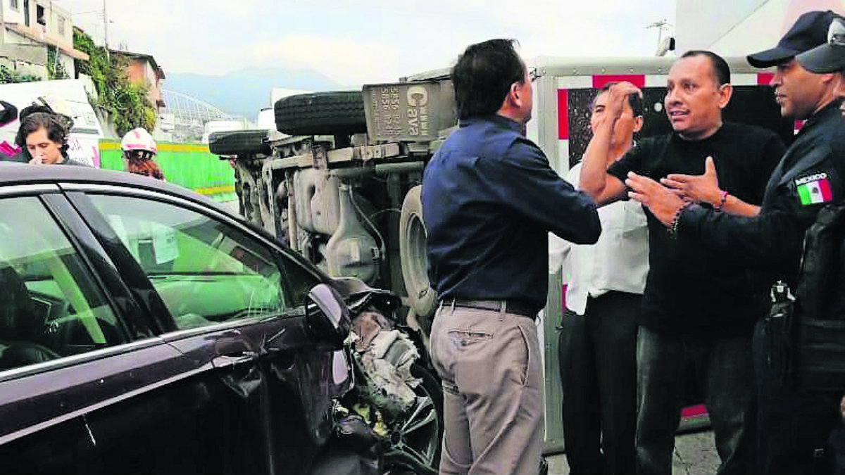 Conductor vuelca con su camioneta y provoca 'carambola' en Morelos; hay un herido