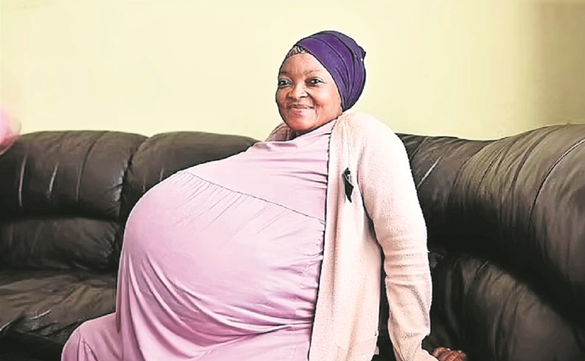 Mujer sudafricana rompe récord mundial Guinness, da a luz a diez bebés 