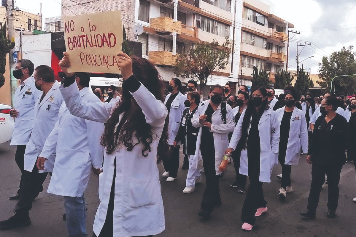 Personal médico marcha en Pachuca para exigir justicia por muerte de una doctora