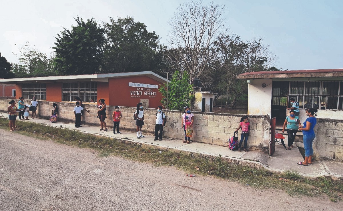 Por no tener WiFi, señal de TV y dinero, papás celebran regreso a clases en Zinacantepec