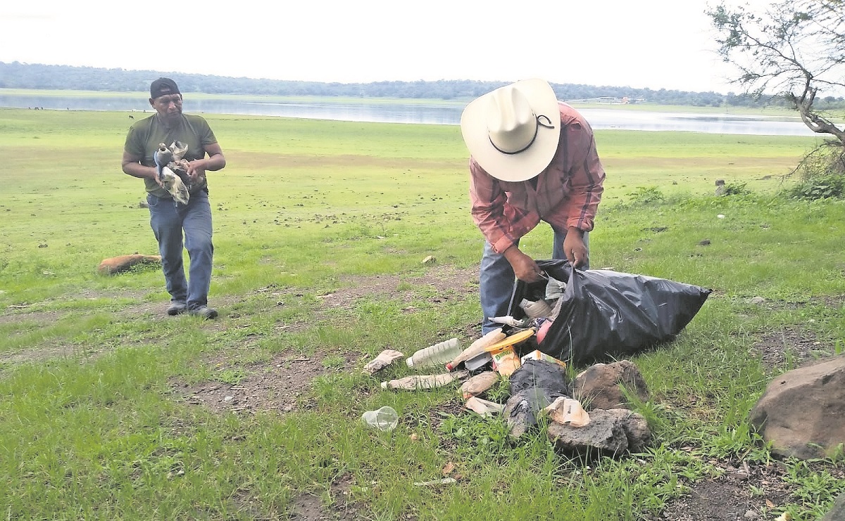 Pescadores realizan jornada de limpieza en lagunas de El Rodeo y Coatetelco, en Morelos