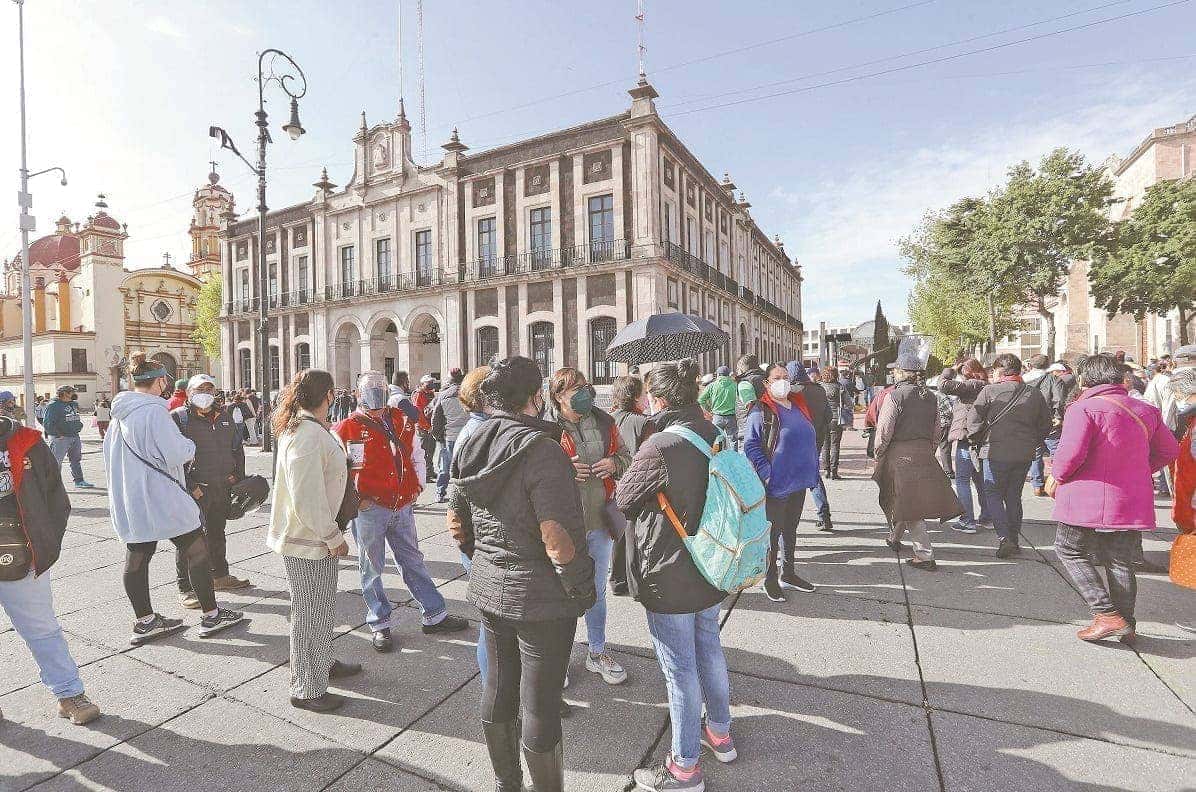 Trabajadores del Ayuntamiento de Toluca cierran calles, demandan pago salarios rezagados