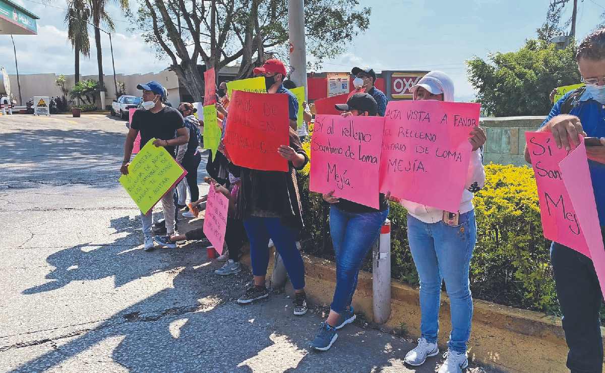 "¡Ni te topo!" Grupito protesta a favor de tiradero en Cuernavaca... pero vecinos ni los ubican