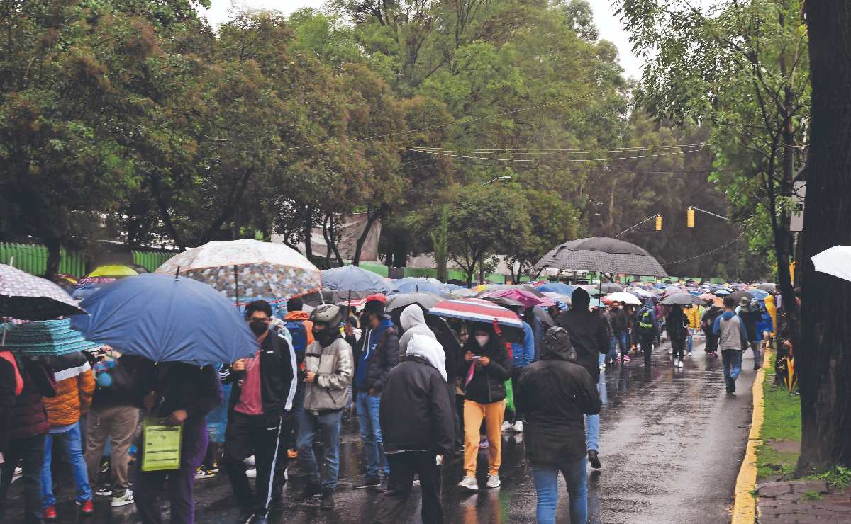 Gobierno de la CDMX reconoce que vacunación a jóvenes en Xochimilco se salió de control