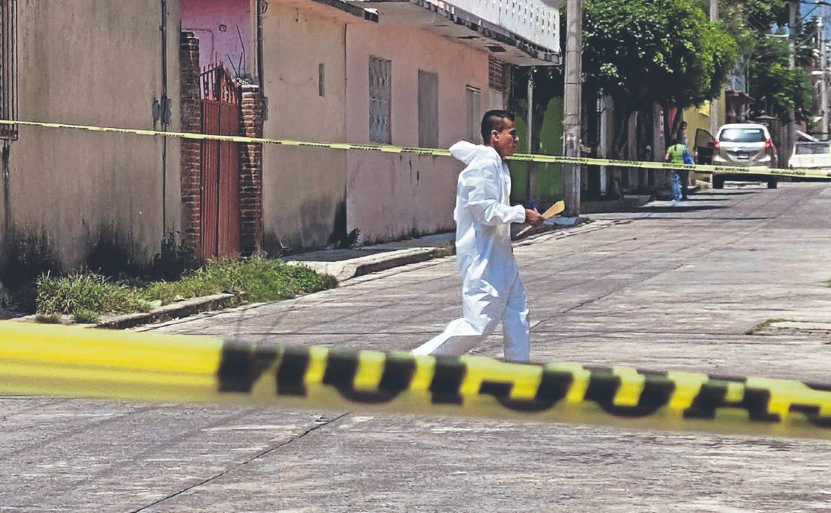 Motosicarios le clavan plomazos a un carpintero en la entrada de su local, en Morelos