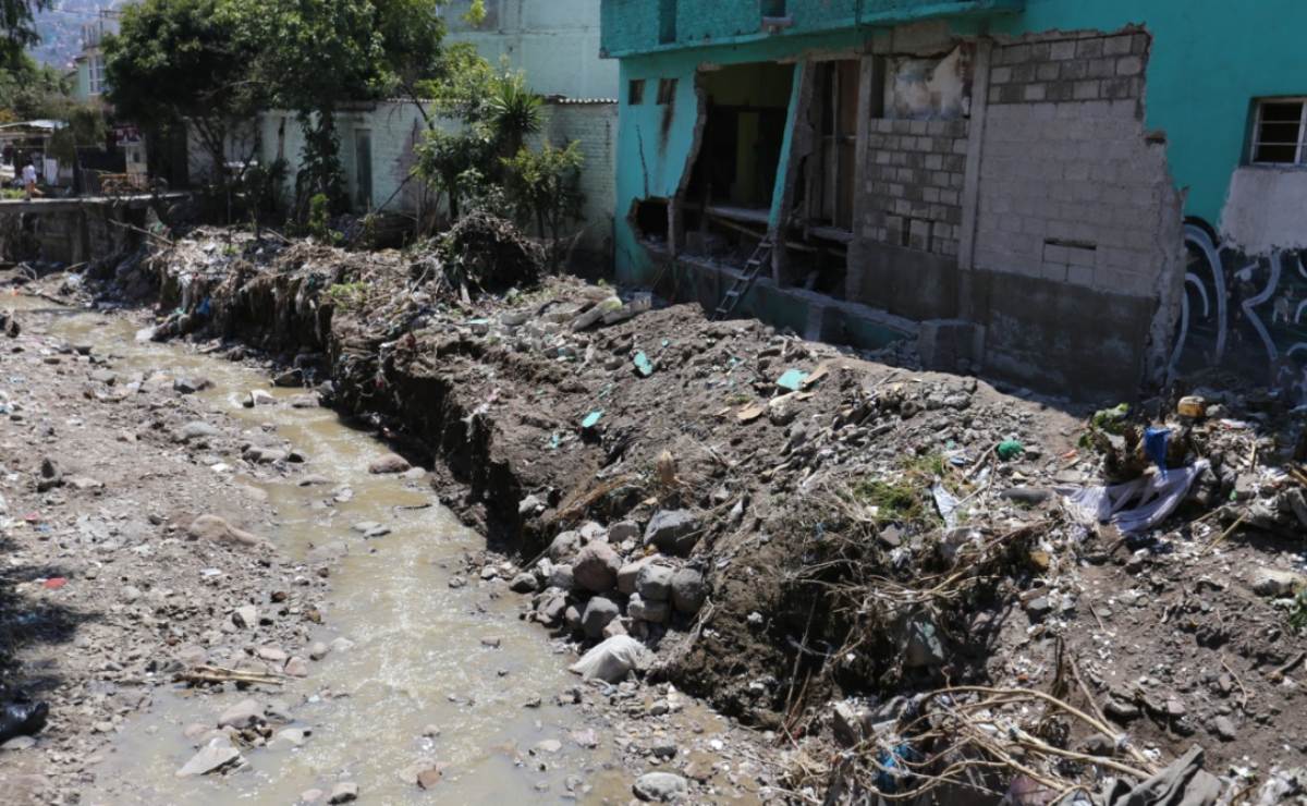 Así viven y duermen vecinos en Ecatepec, tras inundaciones y lodo de días pasados