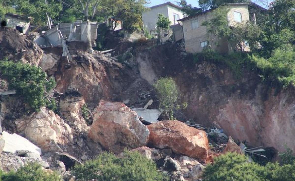 Autoridades piden a vecinos de cerro desgajado en Morelos que acusen a vendedores de predios