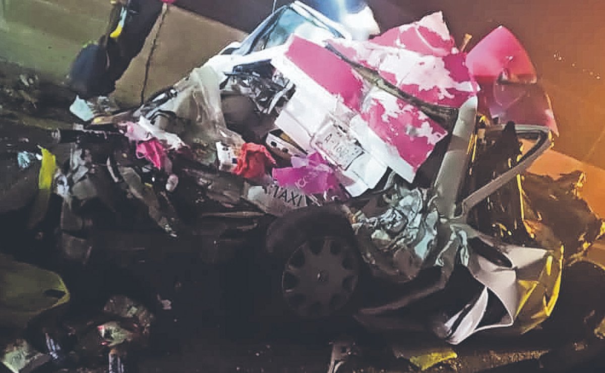 Dos pasajeros de un taxi mueren en fatal carambola, sobre Circuito Exterior Mexiquense