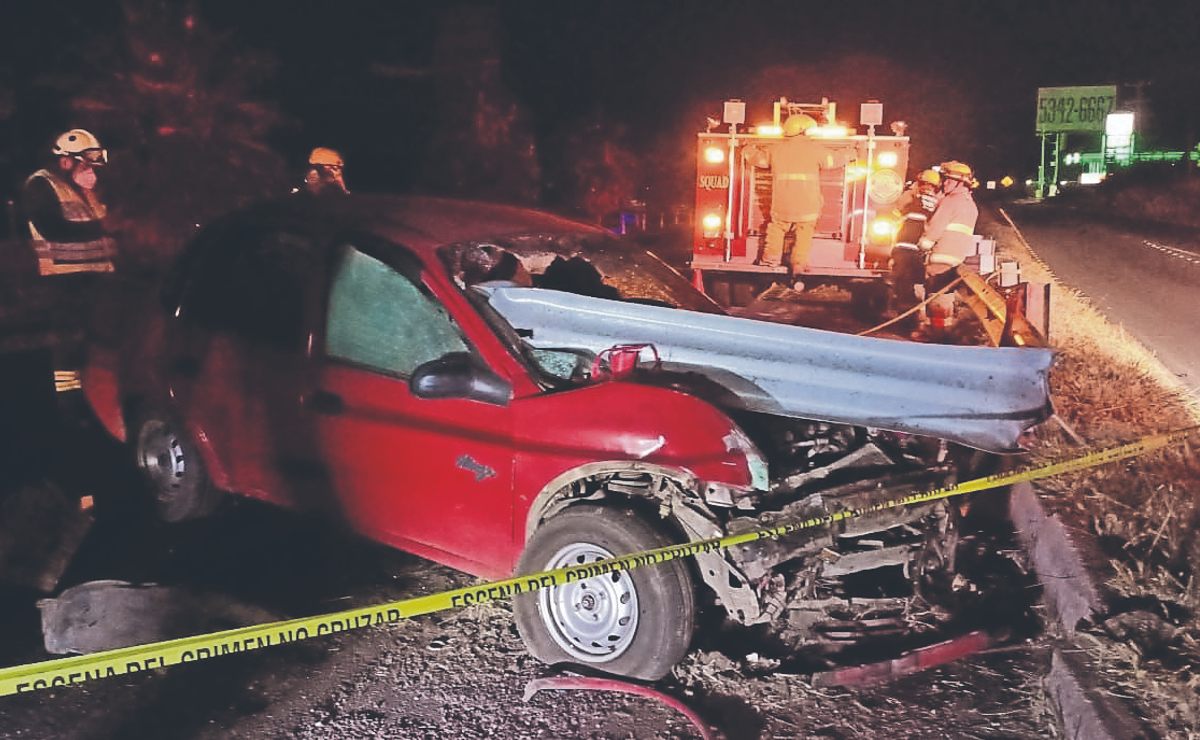 Por exceso de velocidad, conductor muere al estamparse contra riel en carretera de Morelos
