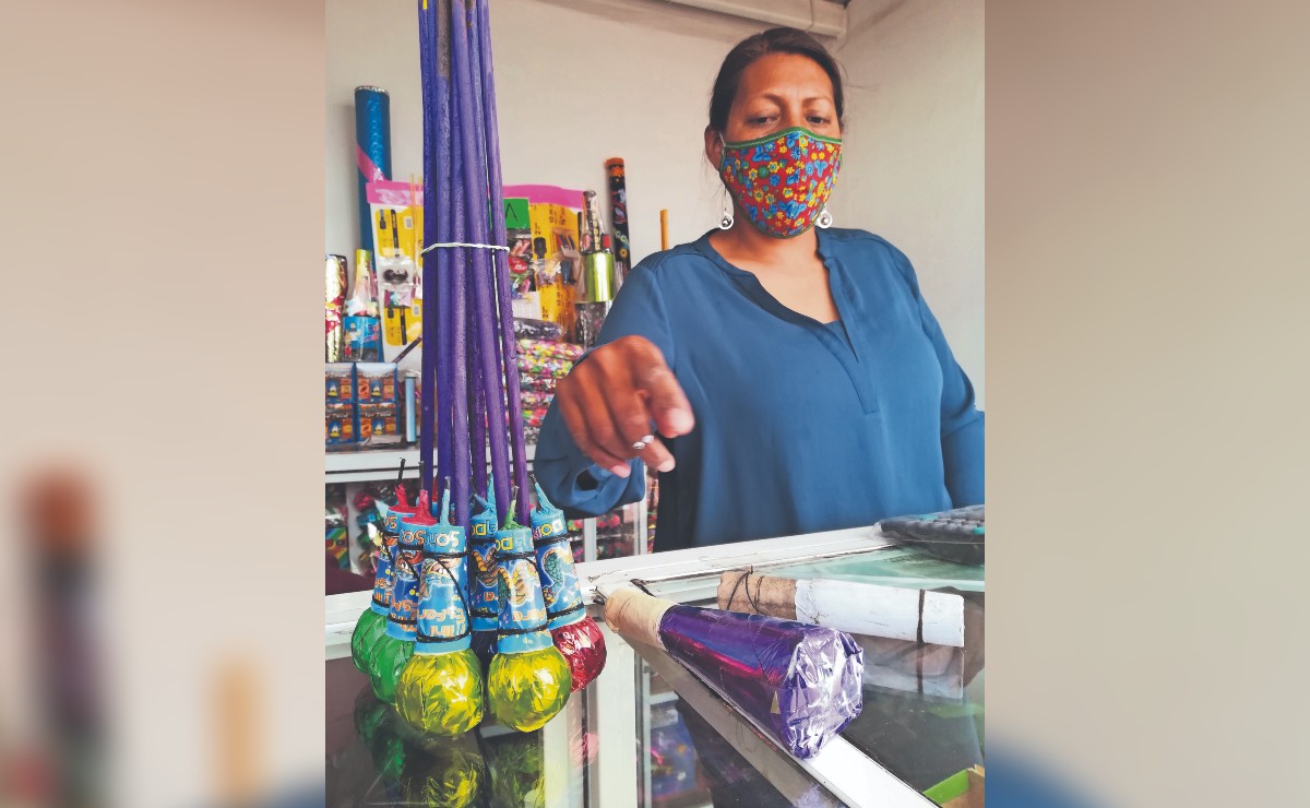 Comerciantes alejan las explosiones y el Covid, en el mercado de cohetes de Tultepec