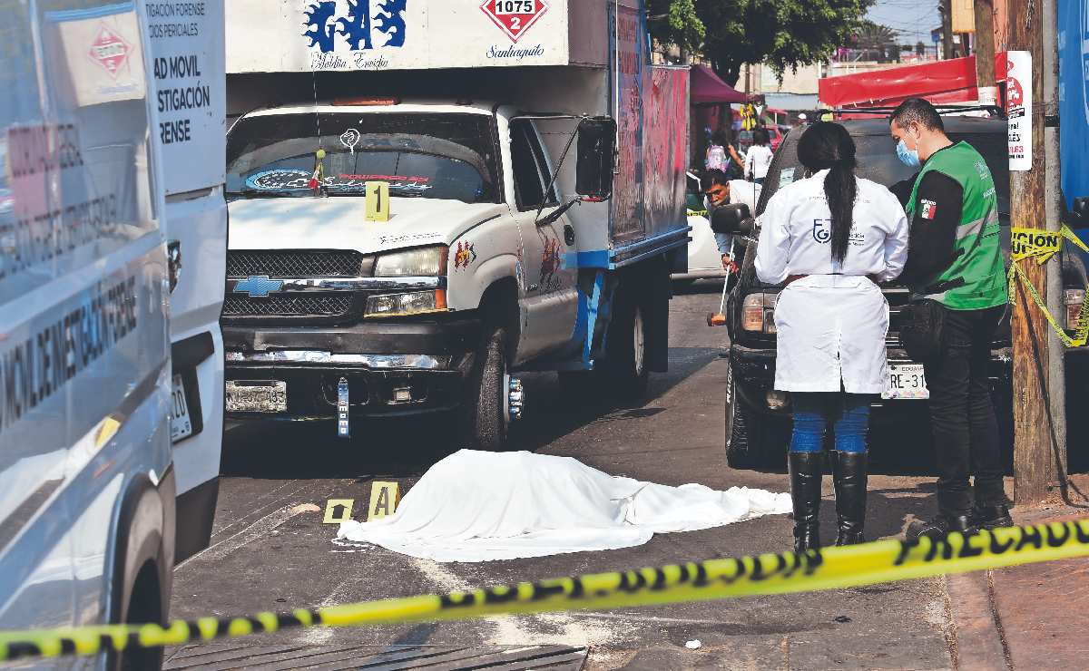 Abuelito se tropieza y camioneta con tanques de gas lo atropella, en Coyoacán