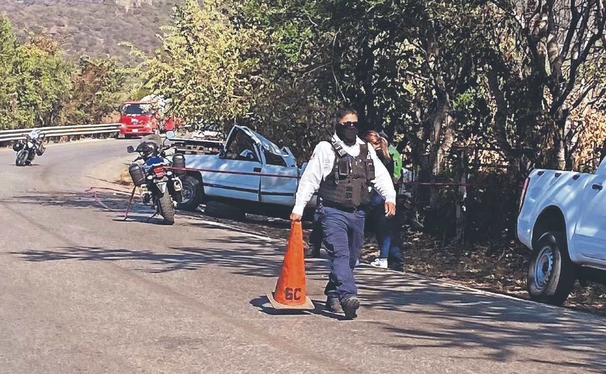 Abuelo pierde el control de su troca y termina estampado en valla, en carretera de Morelos