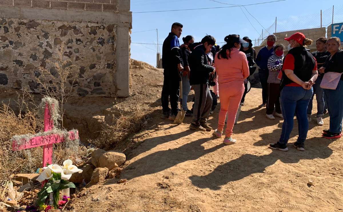Mamá de Melany de 13 años coloca cruz rosa en donde la encontraron asesinada, en Edomex