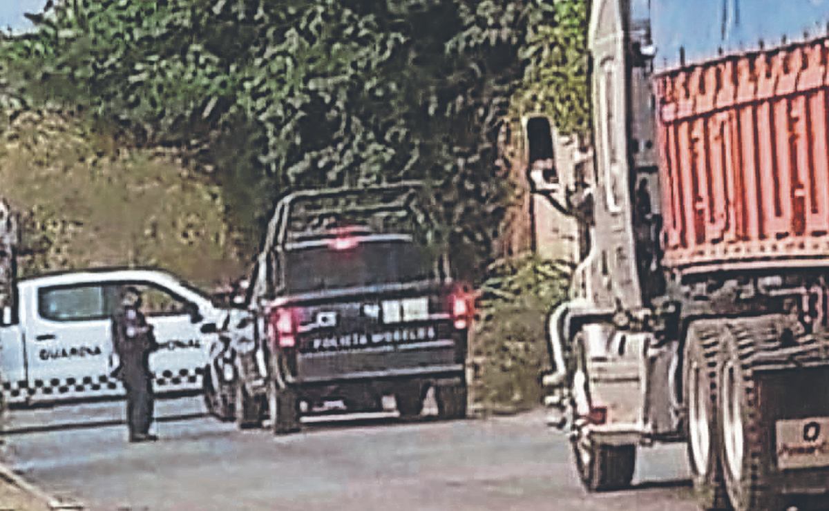 Hallazgo de un cadáver causa caos vial por varias horas, sobre una carretera de Morelos