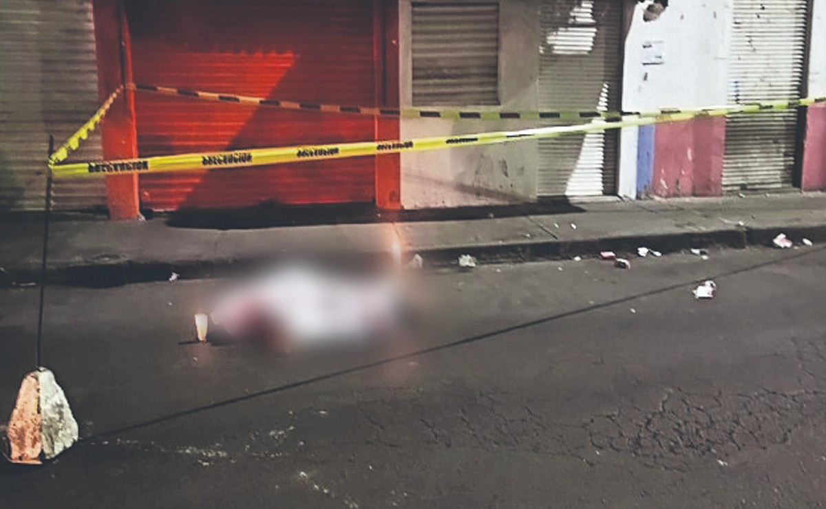 Grupo de vecinos matan a palazos y tubazos a hombre que golpeó a su ex, en Ciudad de México