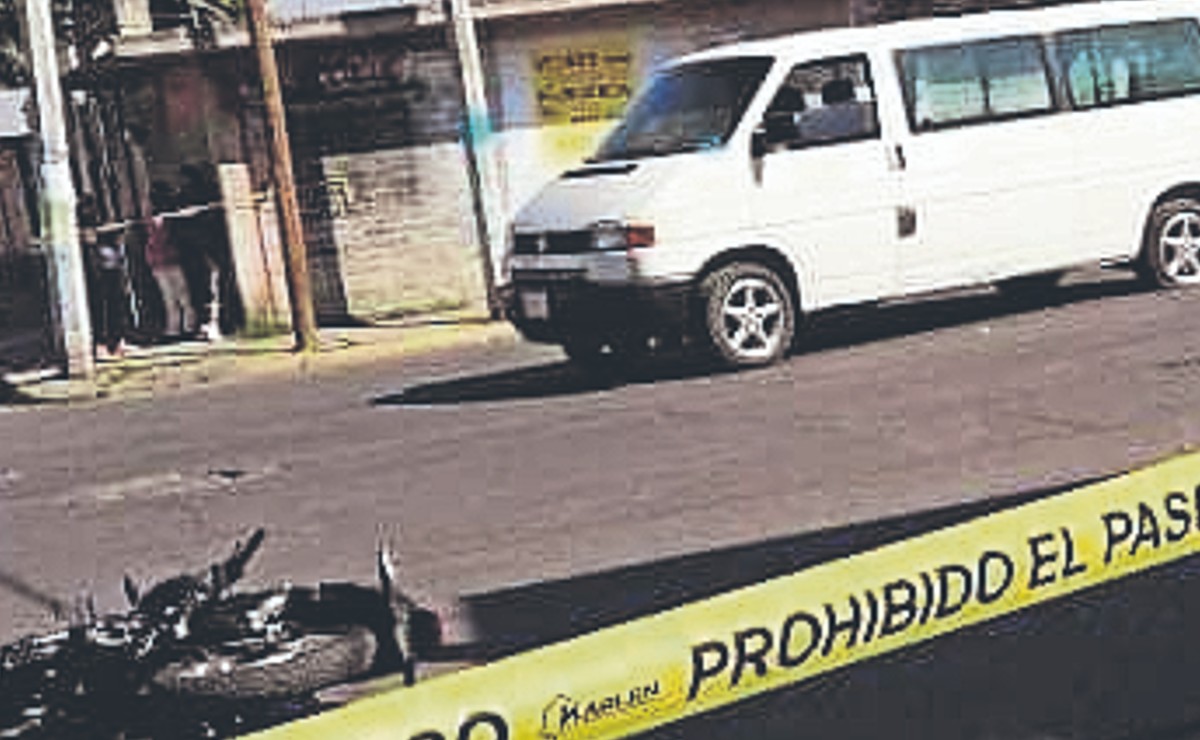 Motociclista muere atropellado por una camioneta a exceso de velocidad, en Edomex