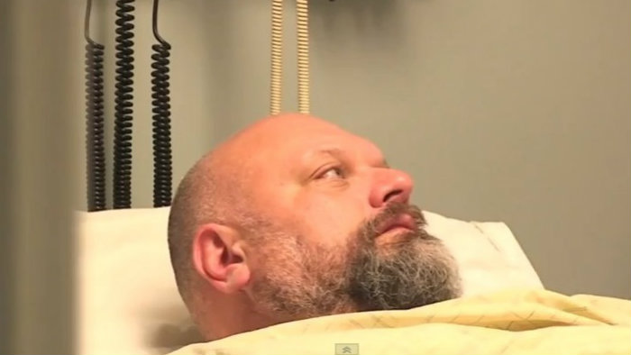 Borracho es engañado con 10 años en coma