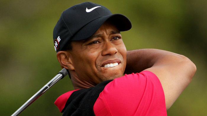 Tiger Woods golpea y hace sangrar a un aficionado