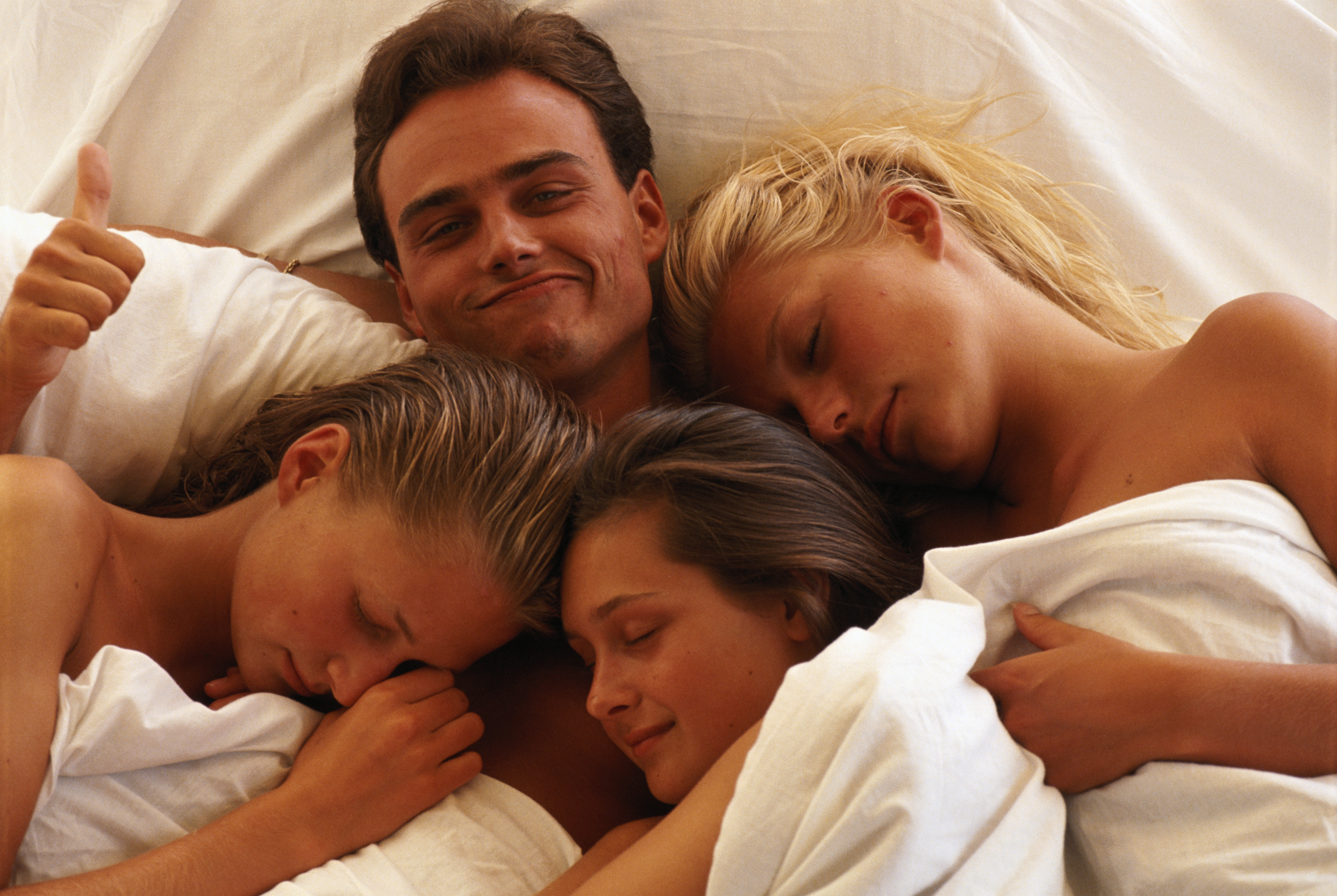 Свинг подруга. Мужчина с двумя девушками в кровати. Семейная пара в постели. Три мужчины и одна женщина. Несколько девушек в кровати.