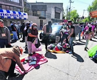 Ambulantes Toluca hacen frente policías