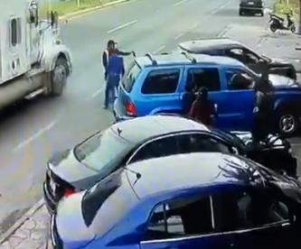 Auto avienta a mariachi contra un tráiler y muere destripado en Tlaxcala, video aterra en redes