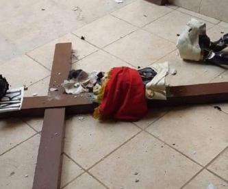Cae Cristo Negro y se destroza en parroquia de Chiapas, creyentes prevén tragedia