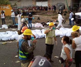 Destino final en Chiapas, vuelca tráiler con migrantes y reportan 49 muertos y 58 heridos