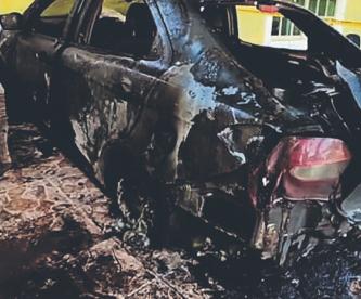 Mujer quema auto de su ex por celos, pero termina incendiando toda la casa, en Yucatán