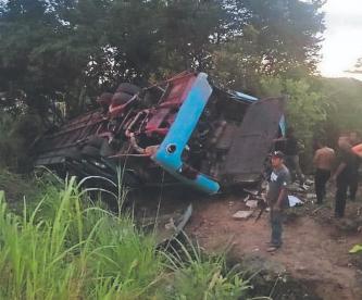 Camión de peregrinos cae en barranco y deja 9 muertos y 40 heridos en Chiapas, 3 niños murieron