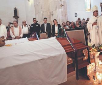 Fieles dan el último adiós a los sacerdotes asesinados en Chihuahua, exigen parar violencia