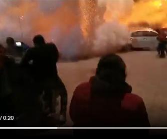 Graban explosión de pirotecnia en Querétaro en festejos a la Virgen, hay varios lesionados