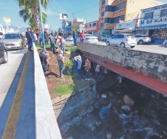 Antes de que se los lleve la corriente desalojan a familias en Jiutepec 